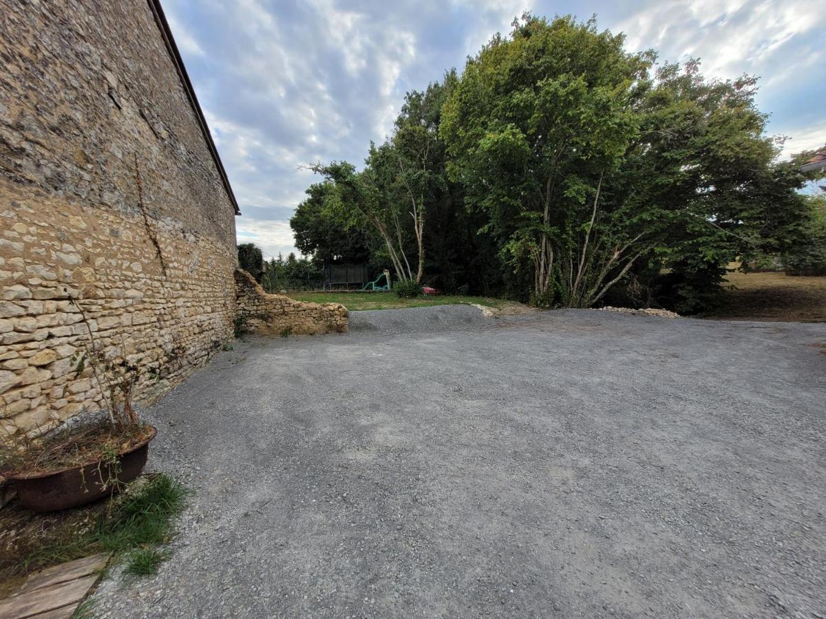 Le Petit Monas Apartment Civaux Exterior photo